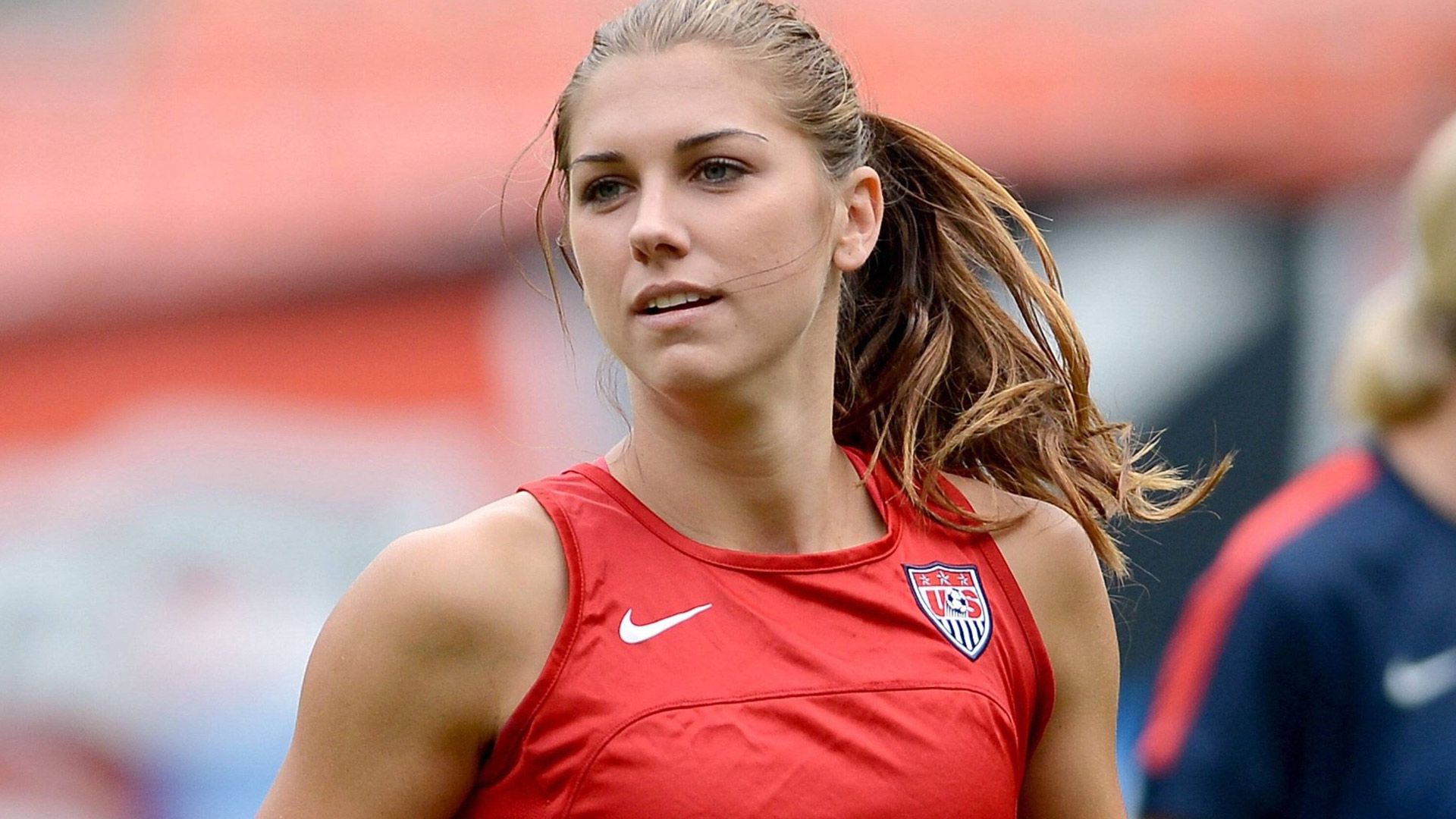 Alex-Morgan-dedicated-herself-to-help-her-teammate-Mana-Shim-89-28.jpg