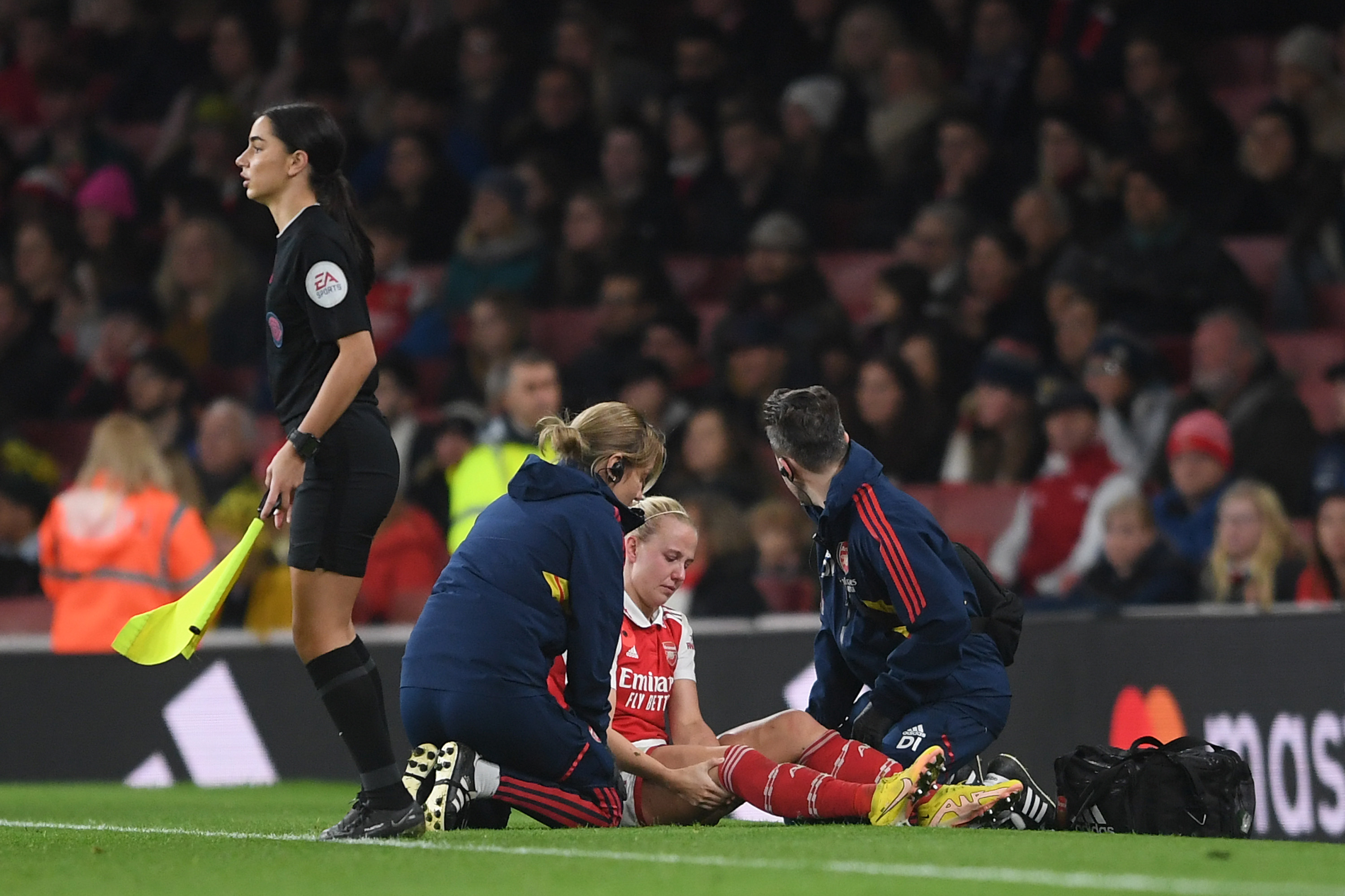 Alexia-Putellas-and-Sam-Kerr-supported-Beth-Mead-after-being-injured--28-61.jpg