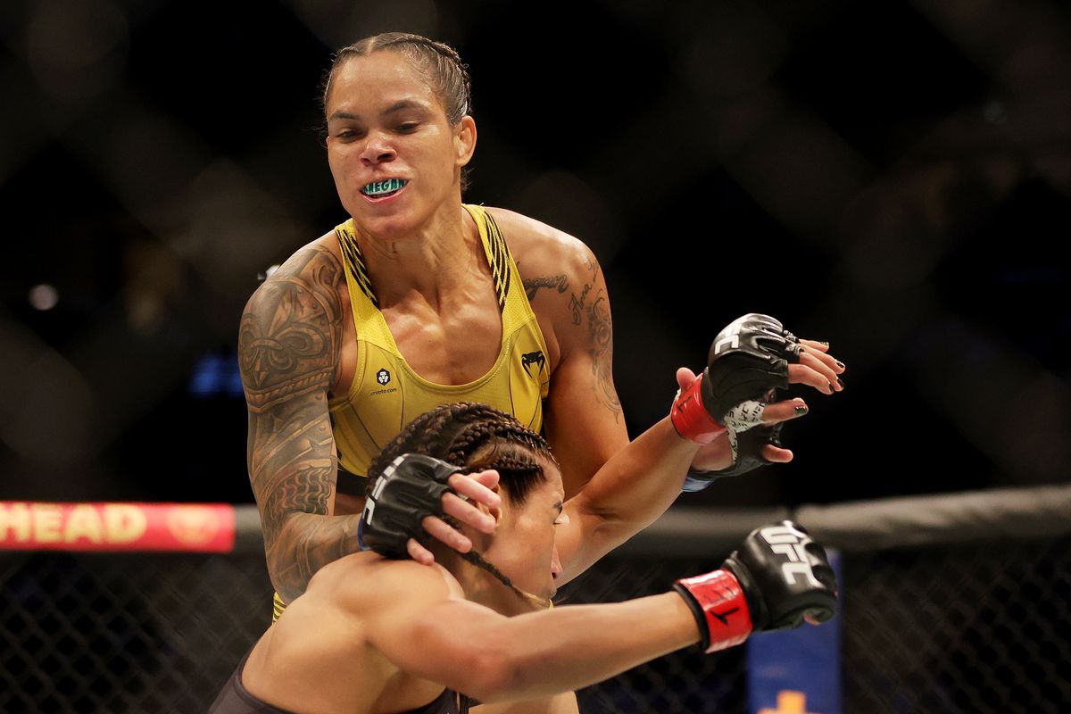 All-about-UFC-277-Amanda-Nunes-right-hook-on-Julianna-Pena-in-slow-motion--75-40.jpg