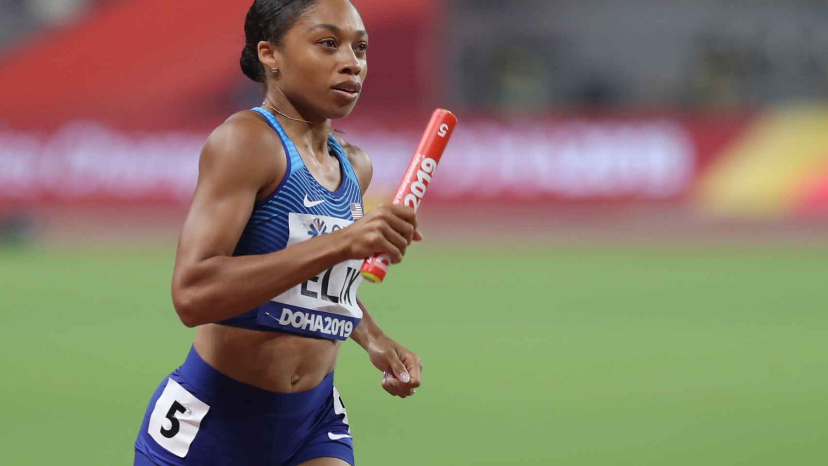 Allyson-Felix-helps-her-team-to-get-to-the-final--35-90.jpg