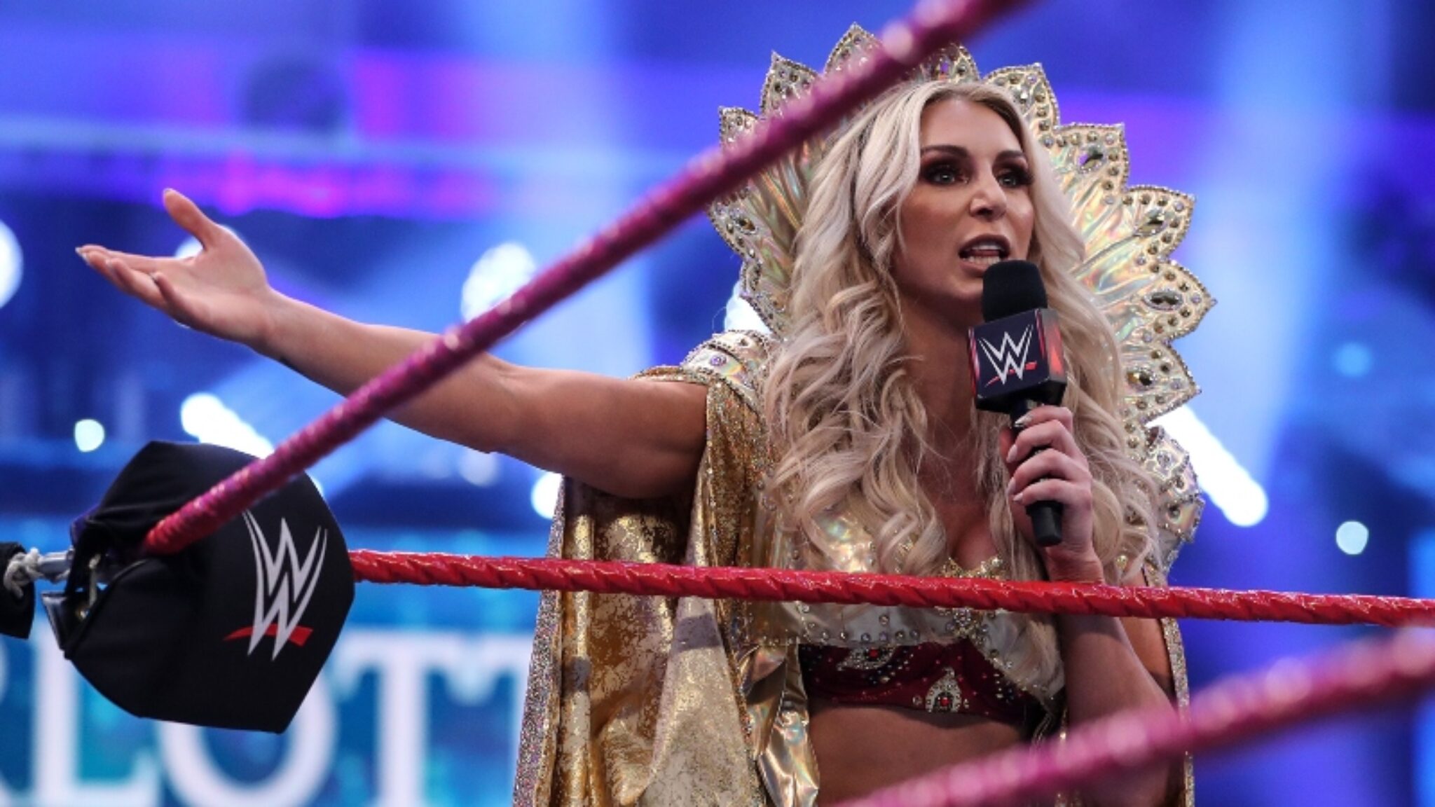 Charlotte-Flair-showed-her-perfect-body-shape-at-WWE-36-12.jpg