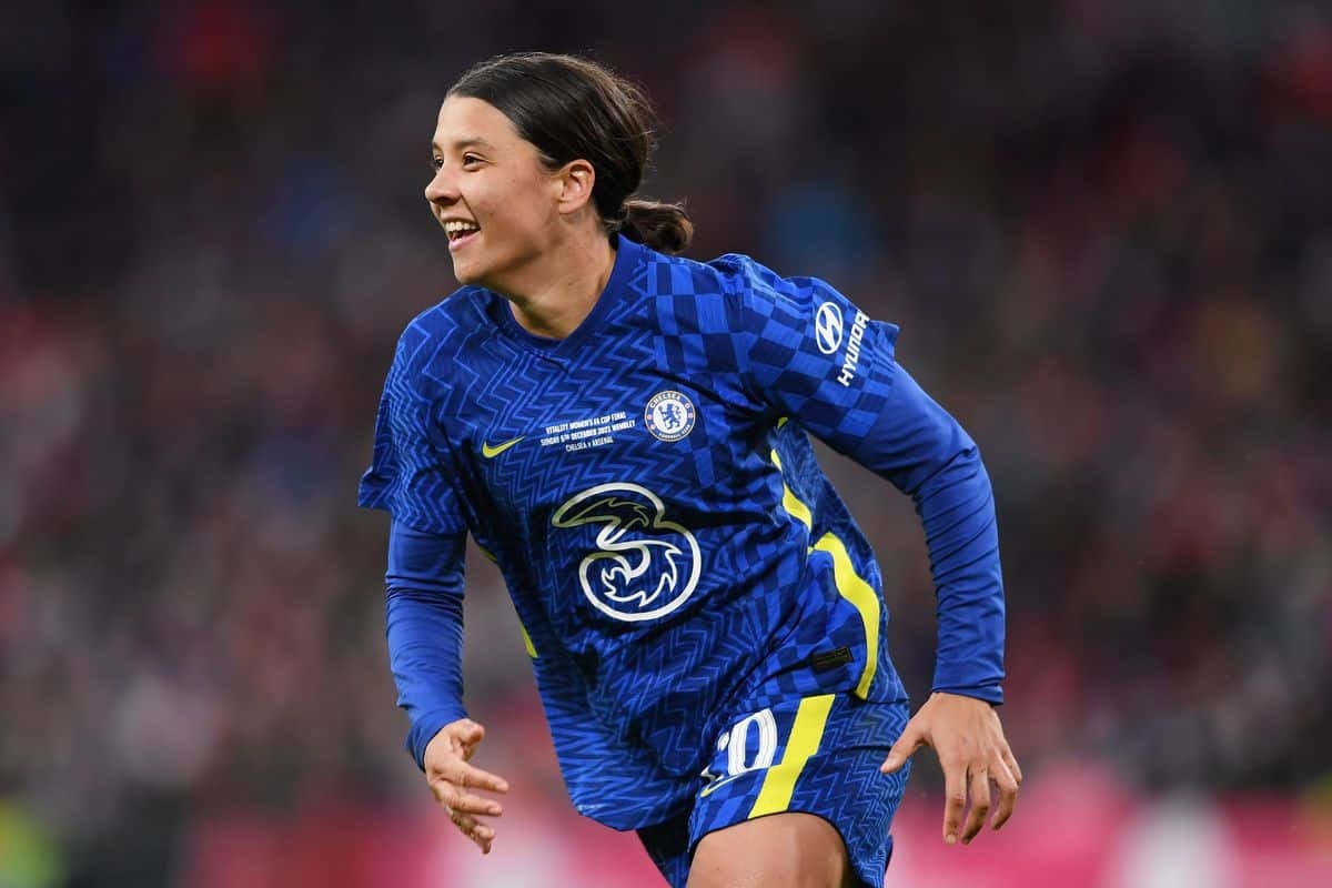 Chelseas-Sam-Kerr-and-her-flooring-pitch-invader-during-Juventus-match-impressed-all-her-fans--43-22.jpg