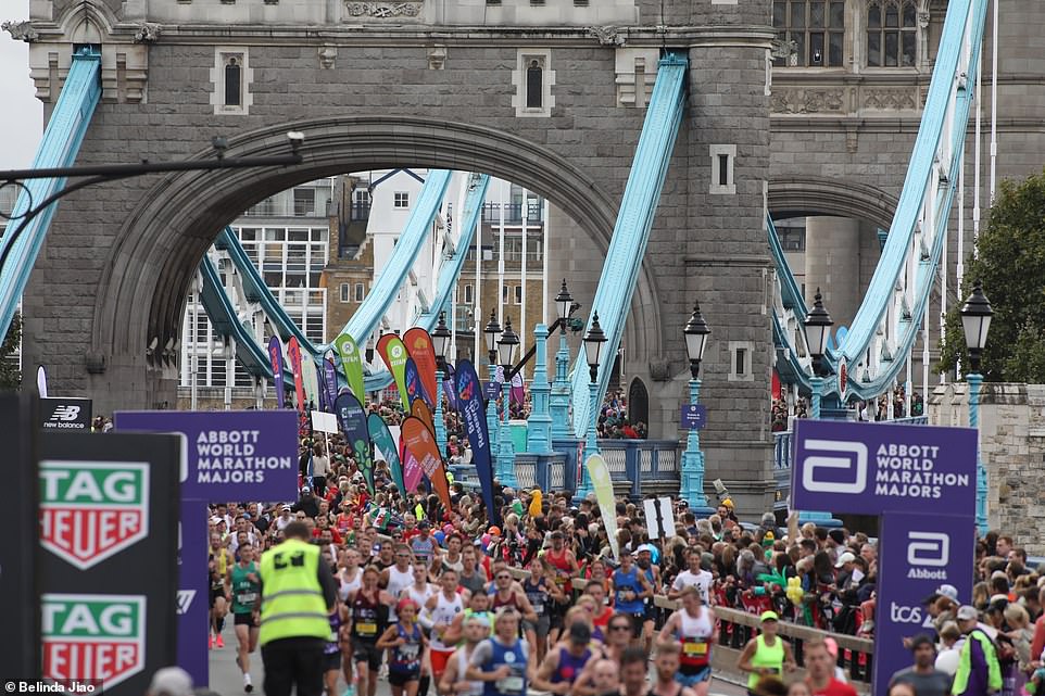 Leah-Williamson-Jill-Scott-and-Ellen-White-will-officially-participate-in-London-Marathon-28-17.jpg