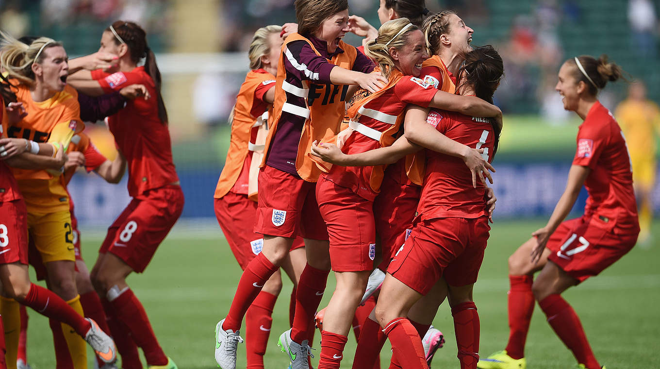 Lionesses-have-sent-their-support-to-the-Red-Roses-after-they-have-been-qualified-to-the-final--45-95.jpg