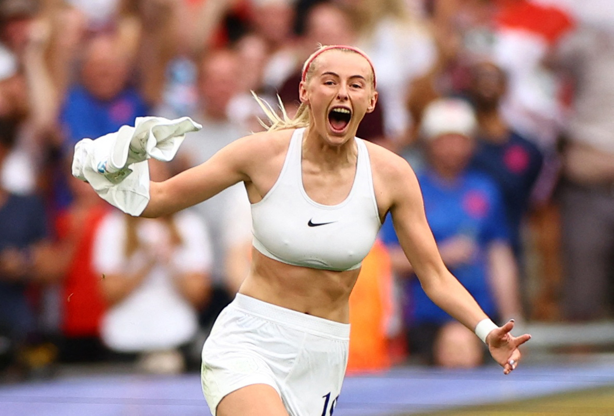 Photographer-Lynne-Cameron-has-revealed-some-facts-about-Chloe-Kellys-photo-at-Euro-2022--91-55.jpg